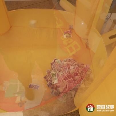 城里人真會玩 莒縣一商場設(shè)置“抓錢機(jī)”