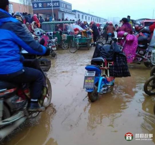 前來接學生的家長在泥濘中等待 
