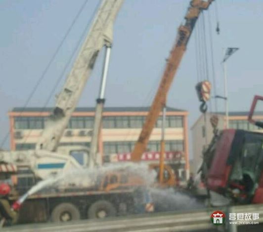 莒縣陵陽鎮(zhèn)又發(fā)生車禍，東上莊油罐車側(cè)翻，導(dǎo)致交通擁堵