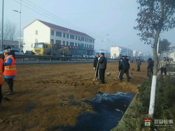 莒縣陵陽鎮(zhèn)又發(fā)生車禍，東上莊油罐車側(cè)翻，導(dǎo)致交通擁堵