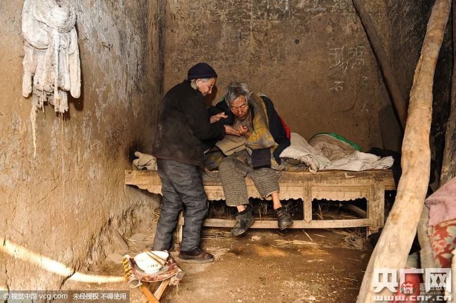 山東日照:91歲老人照顧64歲癱瘓兒子數(shù)十載
