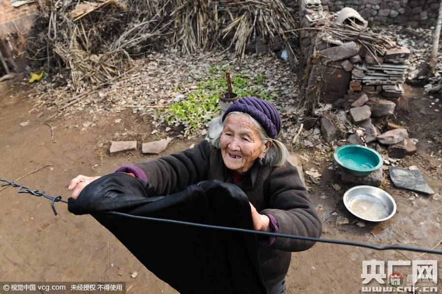 山東日照:91歲老人照顧64歲癱瘓兒子數(shù)十載