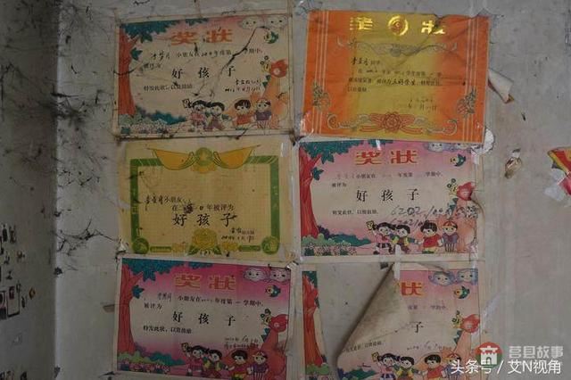 被父母狠心拋棄的三個孩子，只認爺爺不認爹