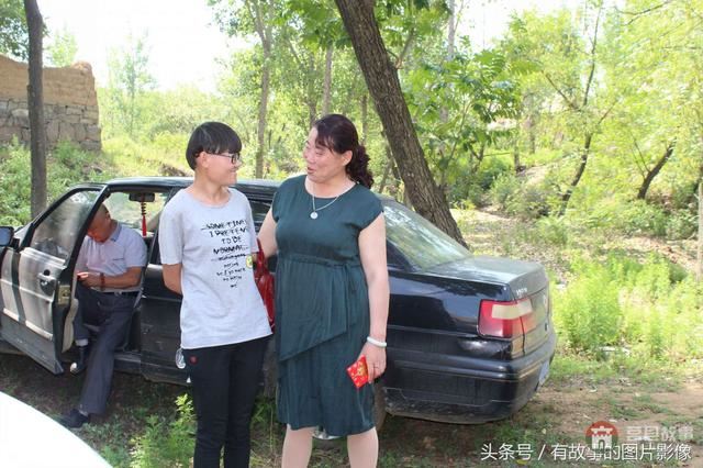 山東莒縣貧寒學(xué)子得高榜，眾人欣喜齊探望