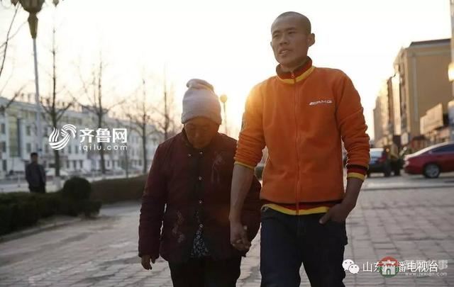 哥哥下落不明，和媳婦離婚，日照小伙帶精神病媽媽打工六年……想有個(gè)家！