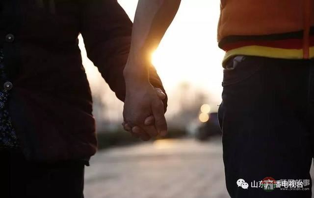 哥哥下落不明，和媳婦離婚，日照小伙帶精神病媽媽打工六年……想有個(gè)家！