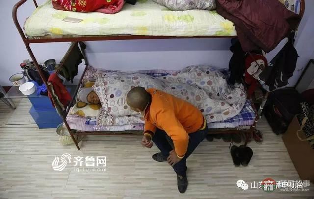 哥哥下落不明，和媳婦離婚，日照小伙帶精神病媽媽打工六年……想有個(gè)家！