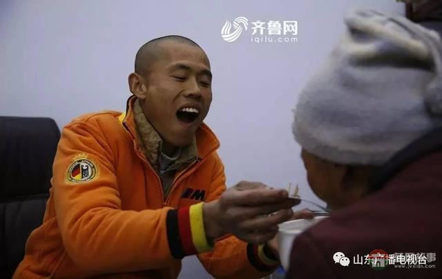 哥哥下落不明，和媳婦離婚，日照小伙帶精神病媽媽打工六年……想有個(gè)家！