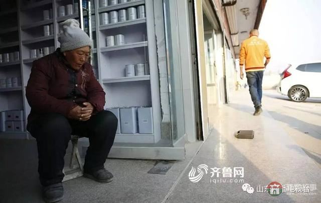 哥哥下落不明，和媳婦離婚，日照小伙帶精神病媽媽打工六年……想有個(gè)家！